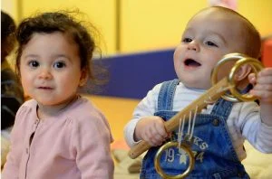 Lire la suite à propos de l’article Favoriser l&rsquo;éveil culturel et artistique du jeune enfant avec Enfance et Musique