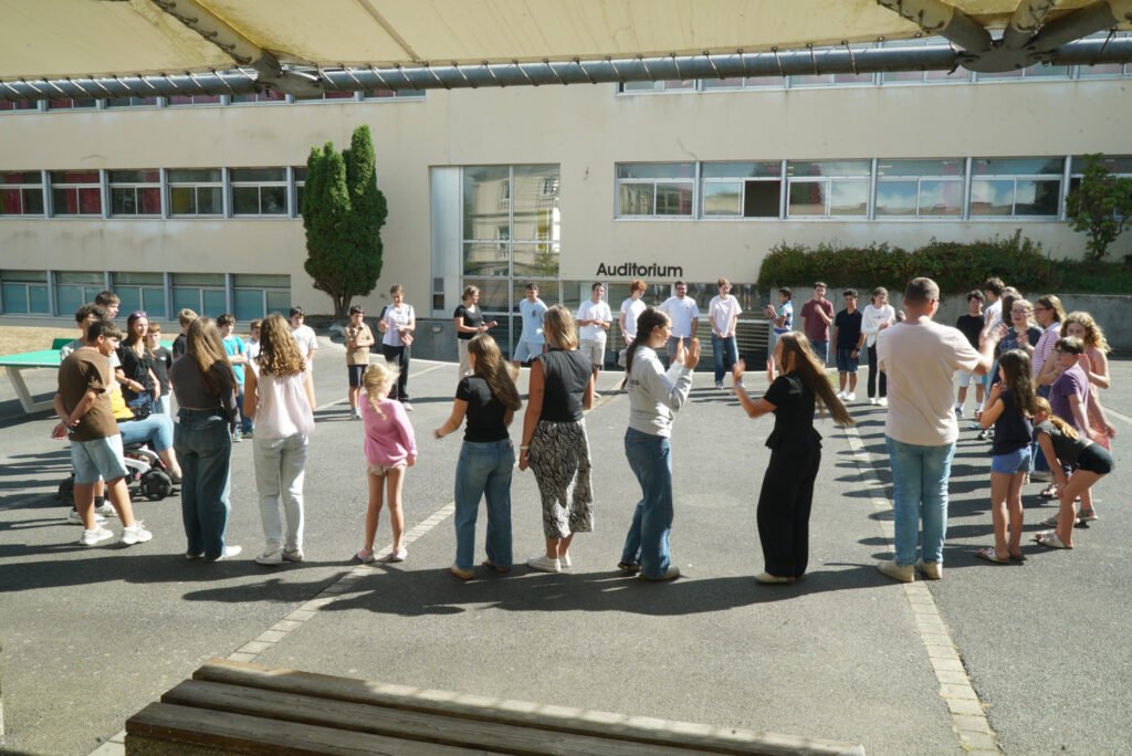 Atelier Eveil musical en plein air pour la comptine de Bérénice et son groupe "Cours, Cours petit poney“