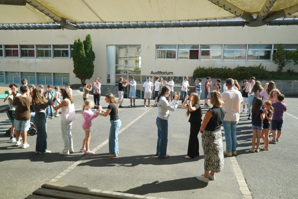 Atelier Eveil musical en plein air pour la comptine de Bérénice et son groupe "Cours, Cours petit poney“