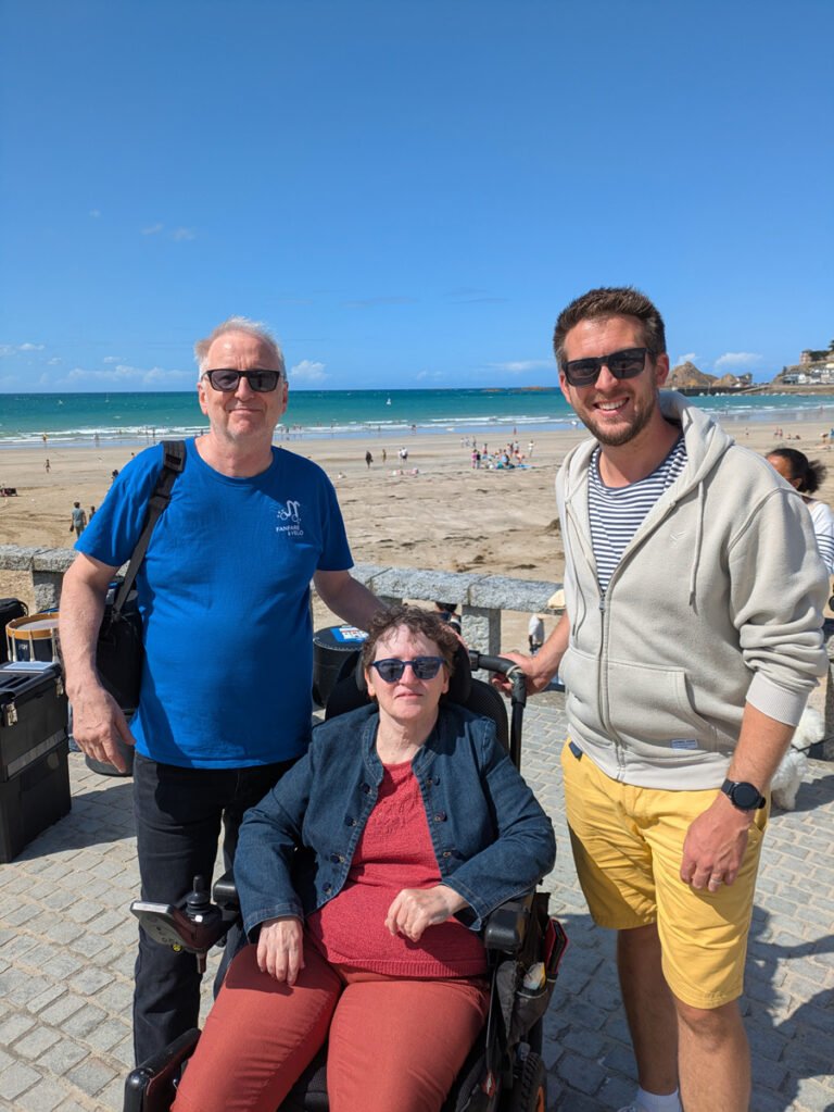 Philippe et Caroline Dubernard accompagnés de Cyprien