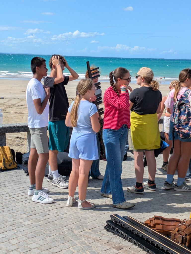 Des stagiaires impatients que tout soit rangé pour aller sur la plage !