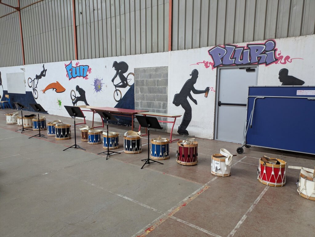 Les tambours sont alignés et prêts pour le concert